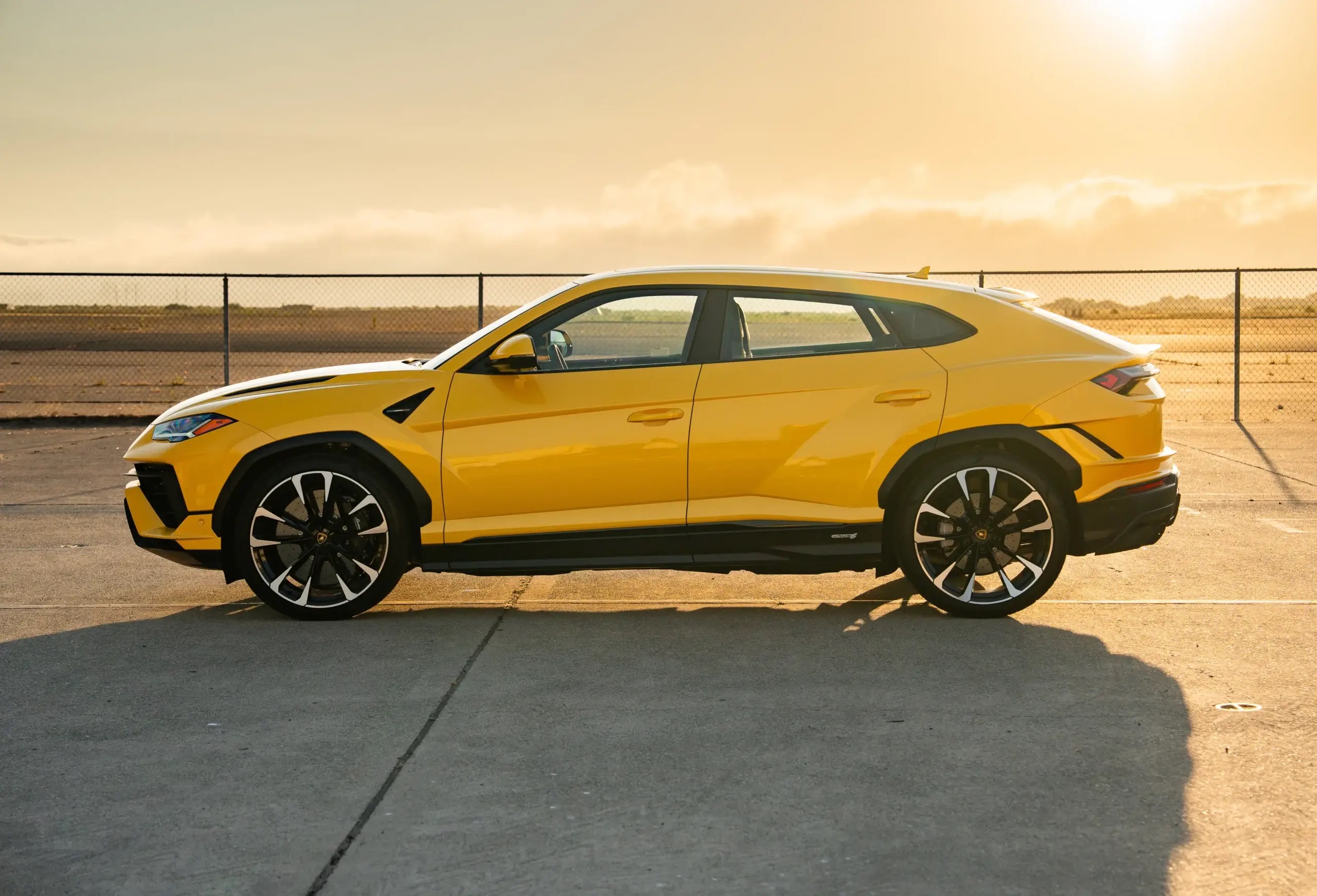 2023 Lamborghini Urus Sport — side view