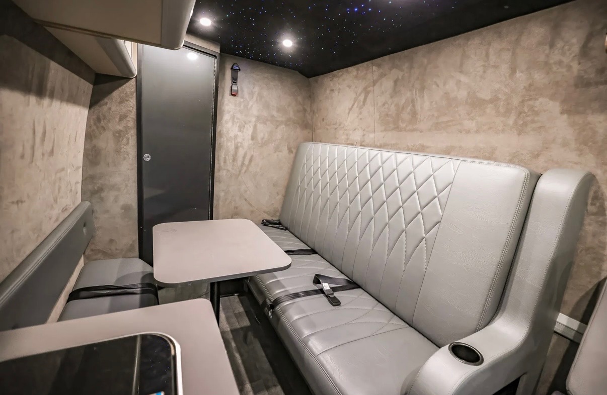 2023 Mercedes Sprinter — view 4